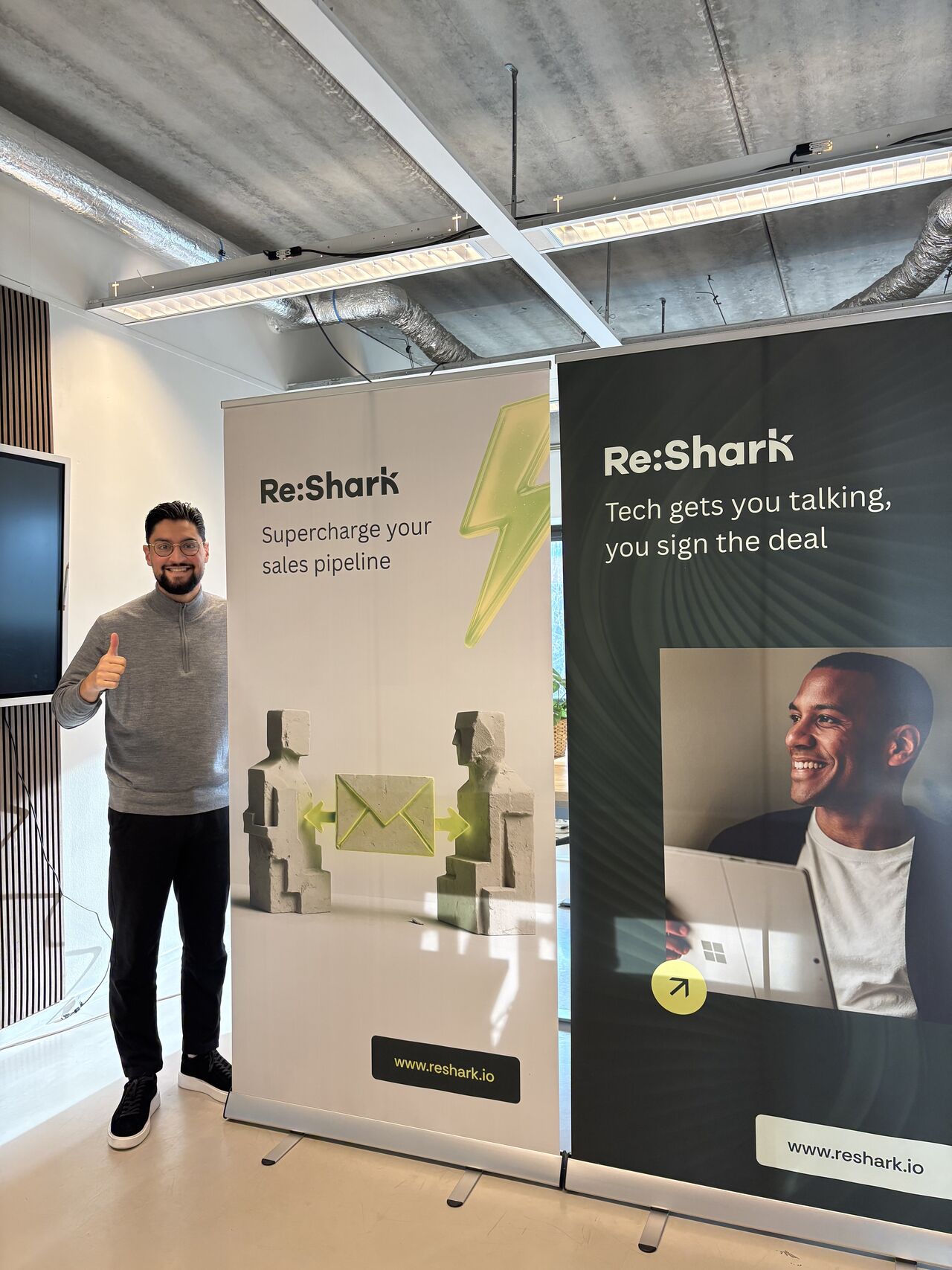 Een vroege Re:Shark-stand met de eerste roll-upbanners