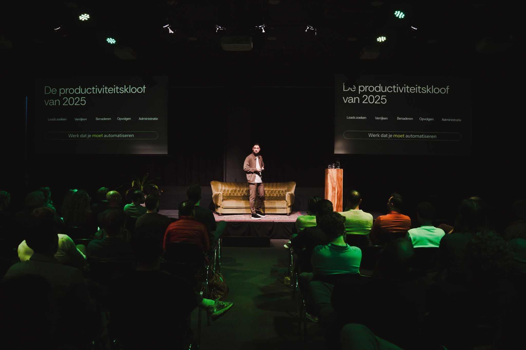 Re:Shark op het podium voor een zaal met publiek