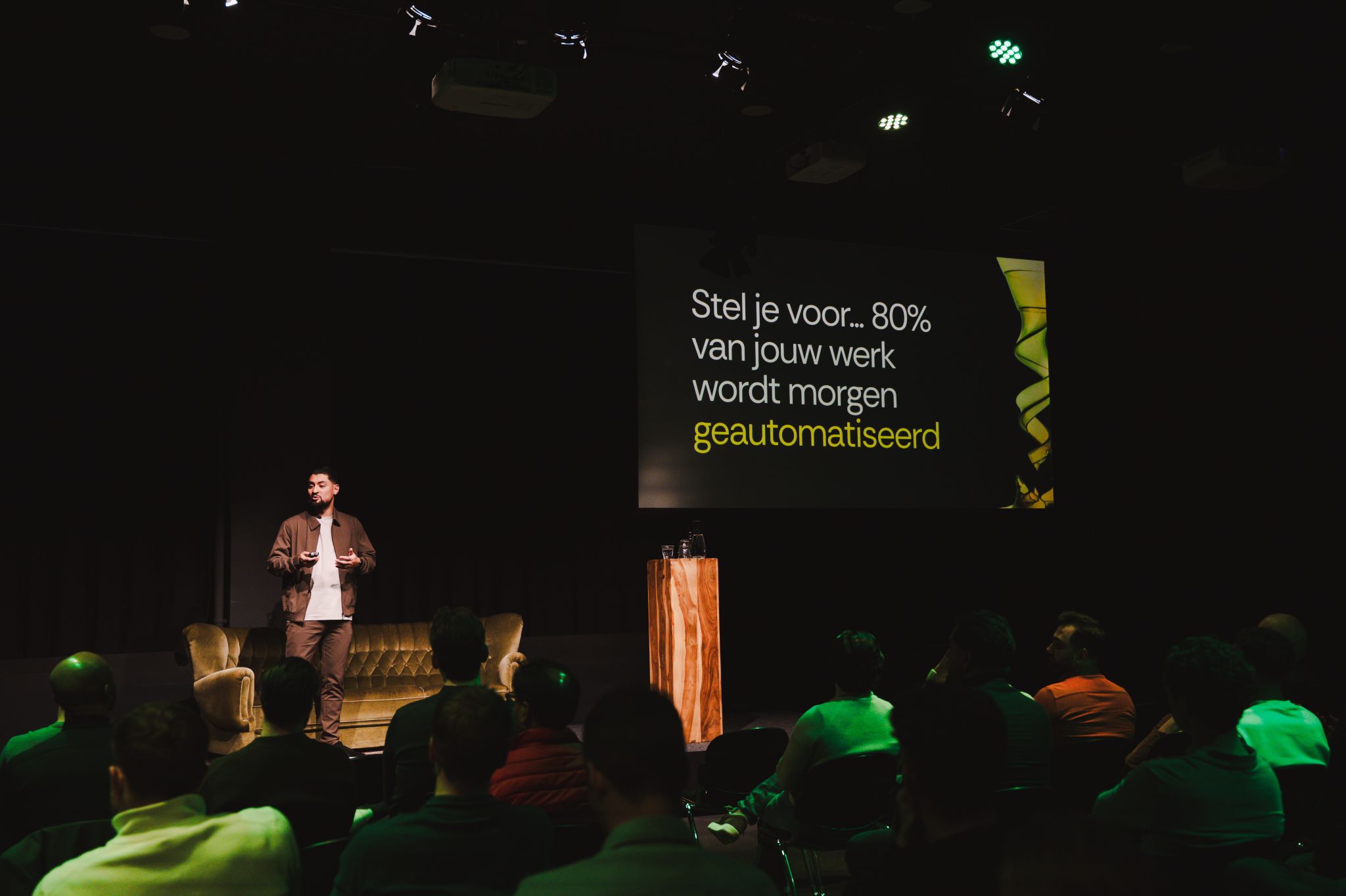 Nawid Sadat op het podium bij de lancering van Re:Shark 2.0, voor een zaal met publiek